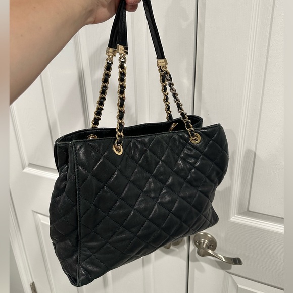 Michael Kors black quilted handbag with gold chain - Picture 4 of 4